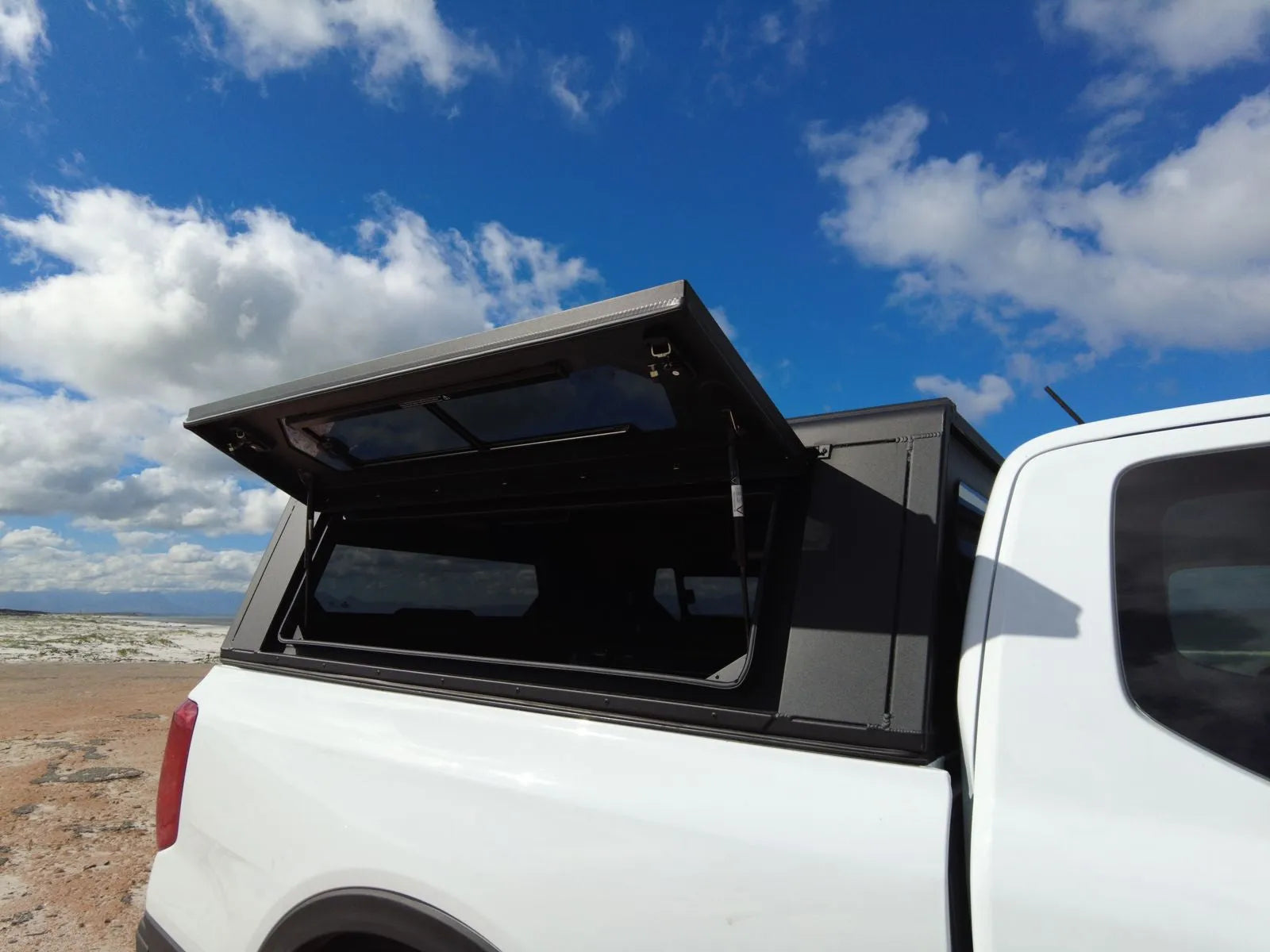 Hardtop Alu-Cab Contour Toyota Hilux 2016 à Présent sur Xperts4x4 Accessoires 4x4 Off-Road