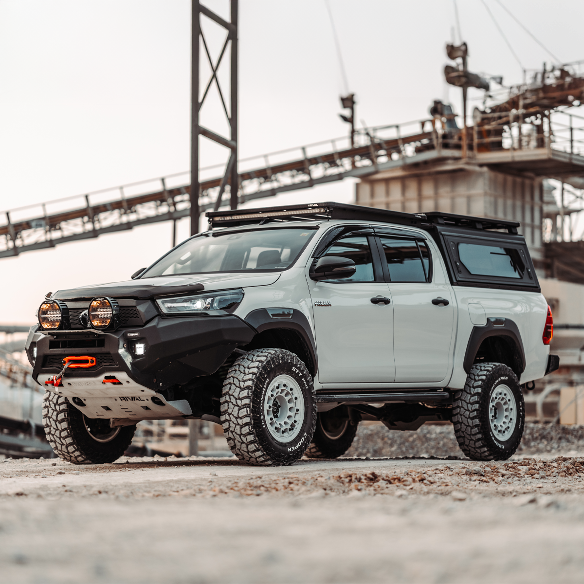 Hardtop Alu-Cab Contour Toyota Hilux 2016 à Présent sur Xperts4x4 Accessoires 4x4 Off-Road