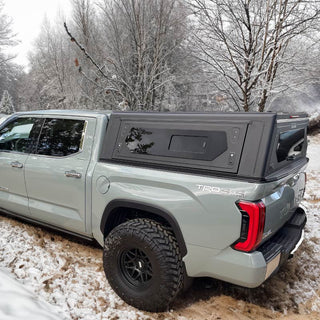 Hardtop Alu-Cab Contour Toyota Tundra 2022+ 5.5" CrewMax sur Xperts4x4 Accessoires 4x4 Off-Road