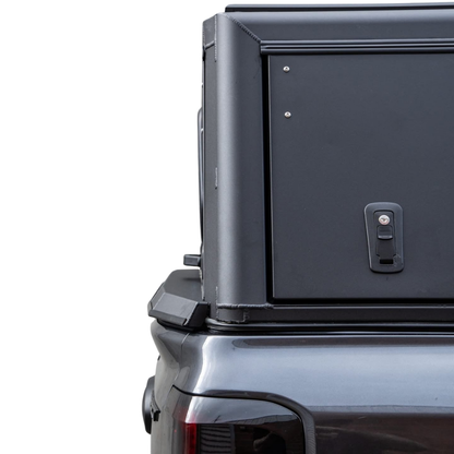 Hardtop en aluminium Alu-Cab Explorer 3 pour Nissan Navara NP300 D23 2016+ modifié, robuste et adapté à l'aventure.