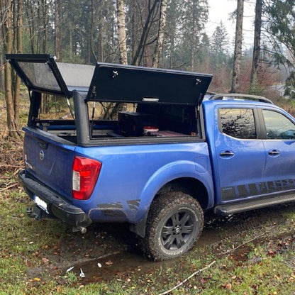 Hardtop aluminium Alu-Cab "Explorer 3" pour Nissan Navara NP300 D23 2016+ sur véhicule tout-terrain.