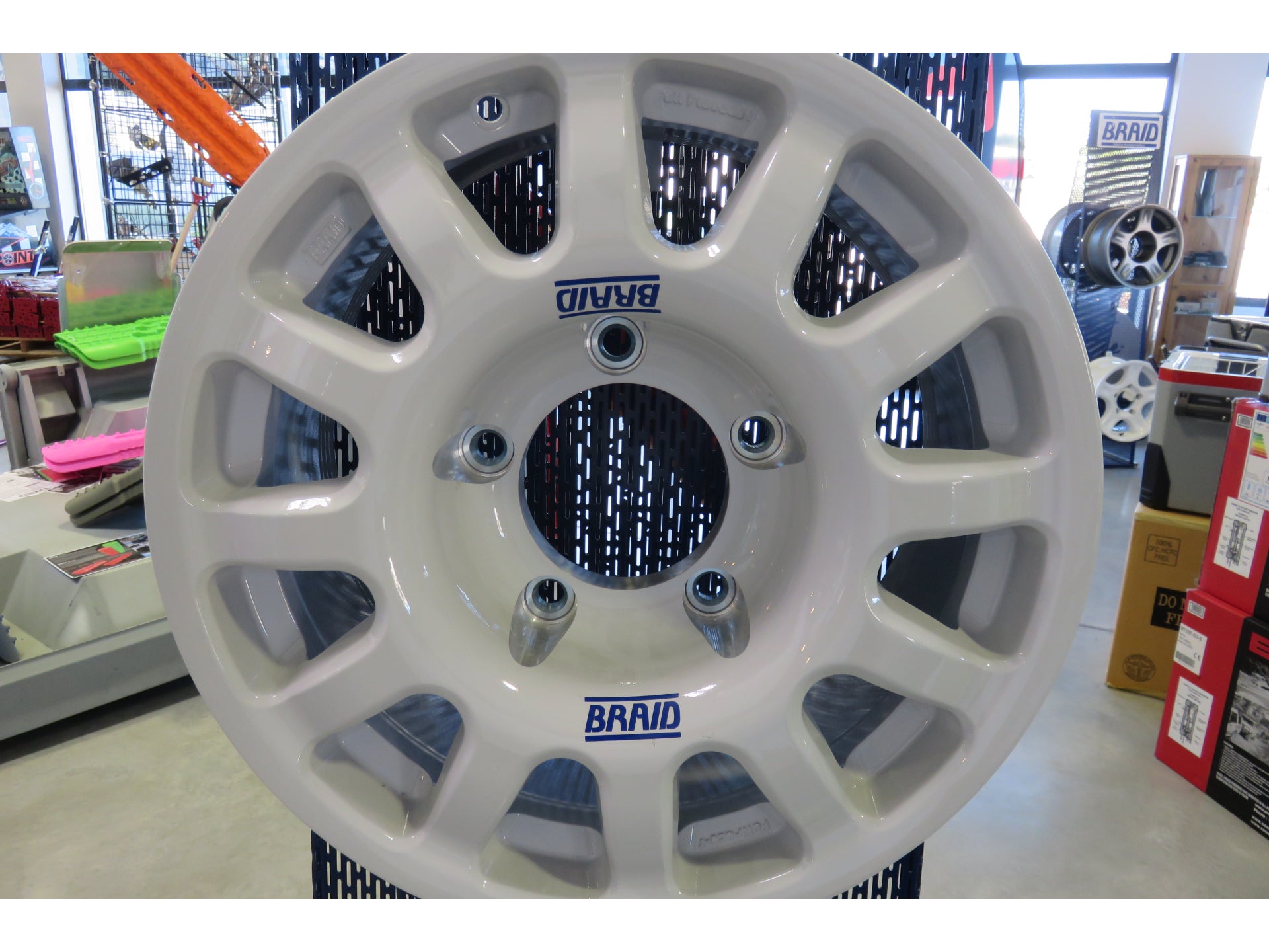 Jante en aluminium BRAID Fullrace blanche 7x16, 6x139.7, ET-10, pour véhicule tout-terrain, vue de face.