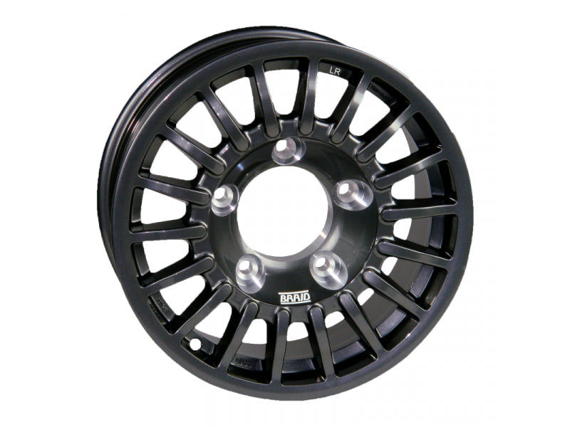 Jantes en aluminium BRAID Winrace Noire 5x17 6x114,3 ET15, vue de face sur véhicule.
