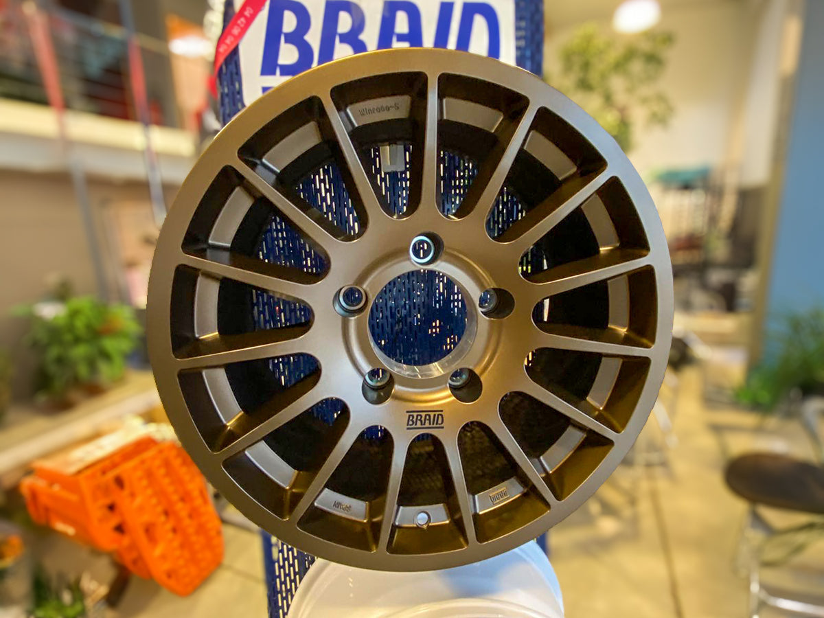 Jante en aluminium BRAID Winrace S bronze 8x17, vue de face avec finition bronze, idéale pour véhicules tout-terrain.