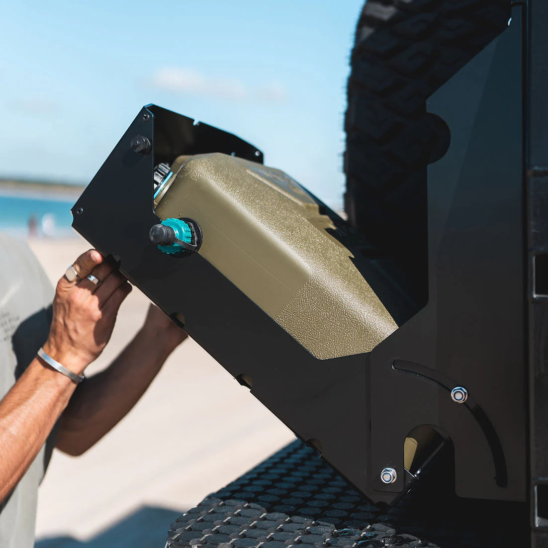 Support Jerry Can 22L Verrouillable Noir - ONTAP sur Xperts4x4 Accessoires 4x4 Off-Road