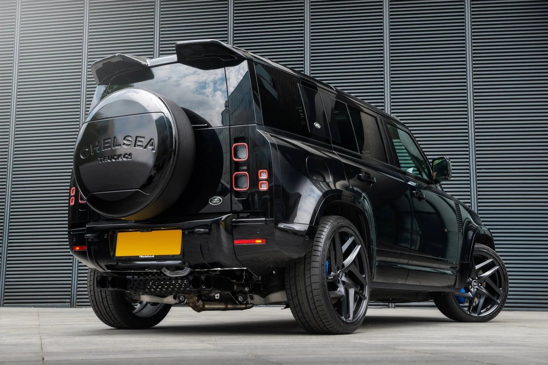 Échappement Quad Gloss Black KAHN pour Defender 110 V8 (2020+) sur Xperts4x4 Accessoires 4x4 Off-Road