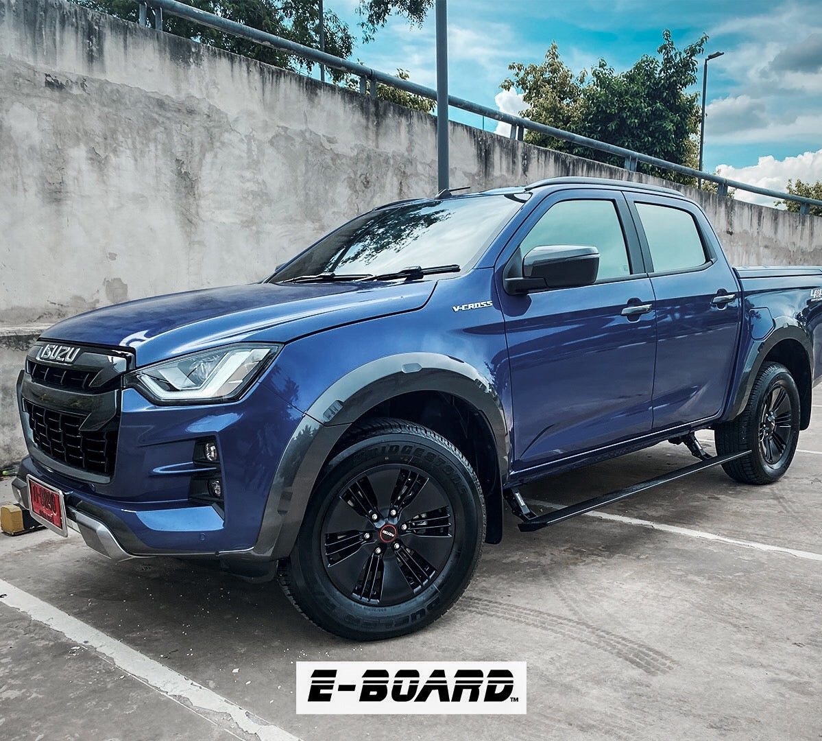 Marche-Pieds Electriques T-MAX Isuzu D-Max 2014-19 Double-Cab | E-Board sur Xperts4x4 Accessoires 4x4 Off-Road