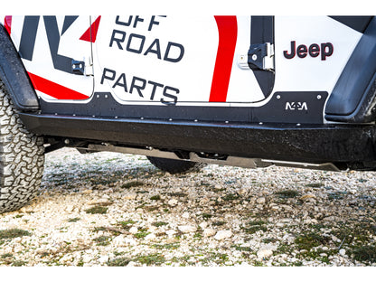 Protections de bas de caisse pour Jeep Wrangler Unlimited JLU 5 portes, marche-pieds N4 OFFROAD, solides et résistants.