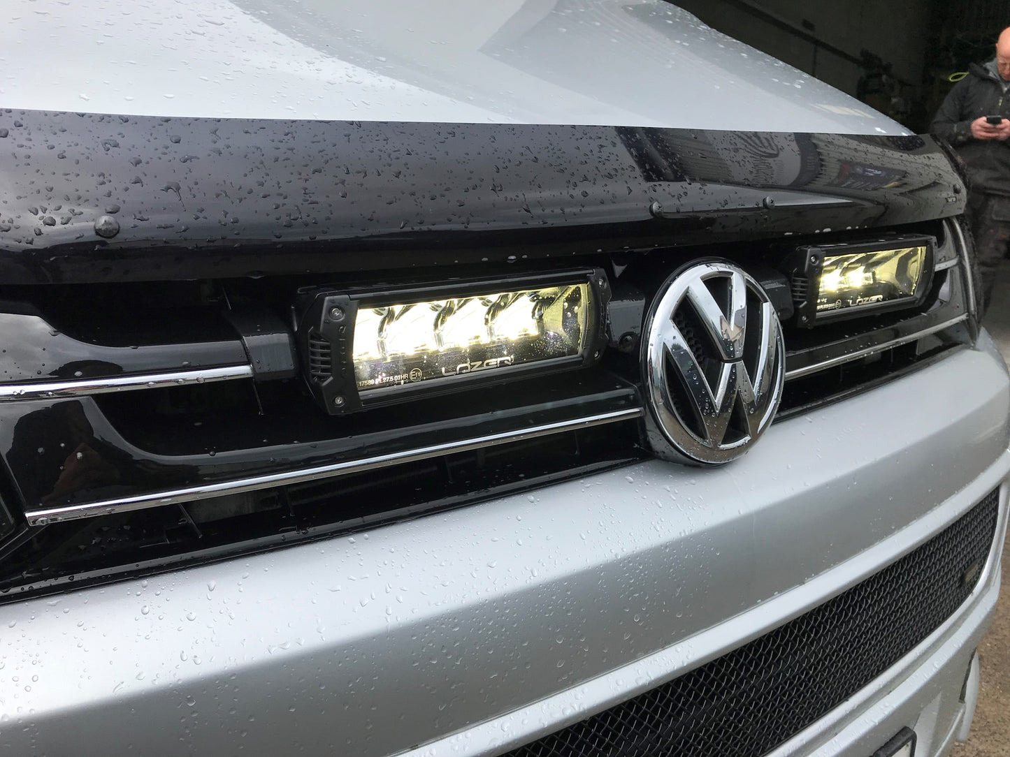 Kit Grille LAZER LAMPS VW T5 2010+ — 2x Triple-R 750 Intégré sur Xperts4x4 Accessoires 4x4 Off-Road
