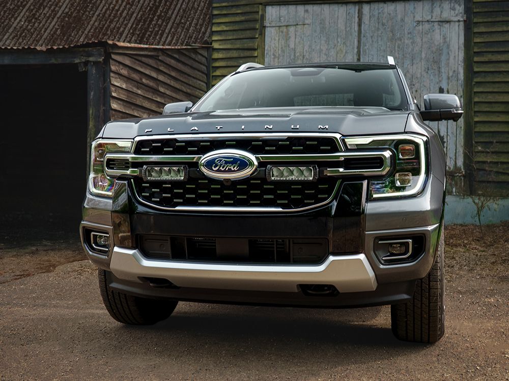 Kit de calandre LED LAZER LAMPS pour Ford Ranger Platinum 2023+ avec calandre noire et éclairage LED intégré.