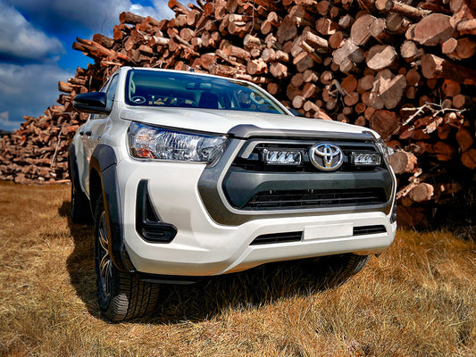 Pack LED Calandre LAZER LAMPS pour Toyota Hilux Active/Icon 2021+ avec phares LED intégrés, design robuste et moderne.
