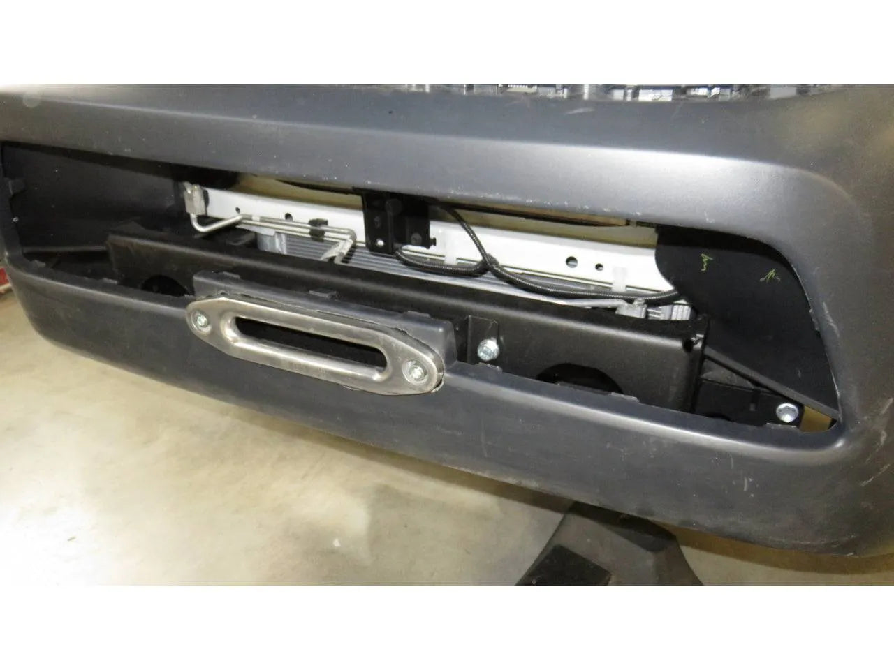 Platine de Treuil Toyota Hilux 2021 a Present sur Pare-choc d'Origine sur Xperts4x4 Accessoires 4x4 Off-Road