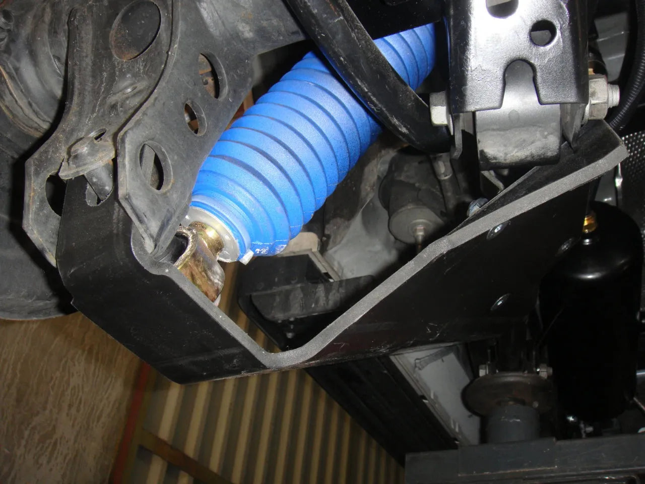 Protections Amortisseurs Arrières PEHD 8mm - Toyota Land Cruiser 200 sur Xperts4x4 Accessoires 4x4 Off-Road