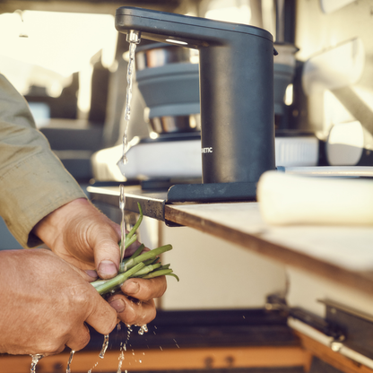 Réservoir d’Eau DOMETIC GO 11L avec Robinet - Glacier sur Xperts4x4 Accessoires 4x4 Off-Road