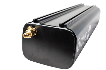 Réservoir d'eau solaire SNUG Niagara 16L pour douche chaude compacte, monté sur un véhicule tout-terrain.
