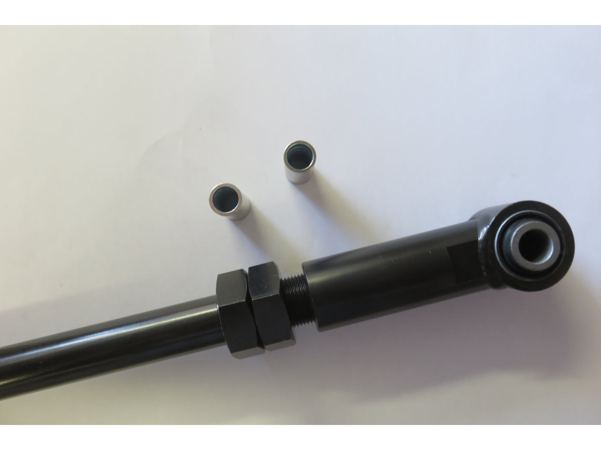 Barre panhard arrière réglable N4 OFFROAD pour suspension HDJ80, robuste et ajustable pour véhicule tout-terrain.