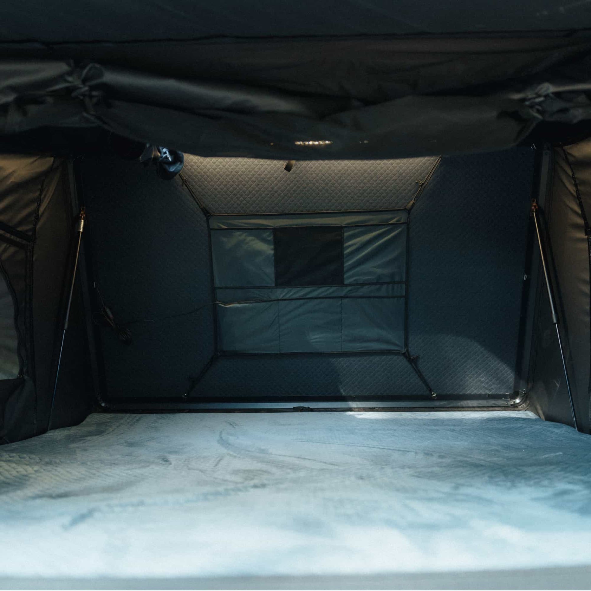 Tente de Toit Expedition L – Go Overland Canada - 3/4 Places sur Xperts4x4 Accessoires 4x4 Off-Road