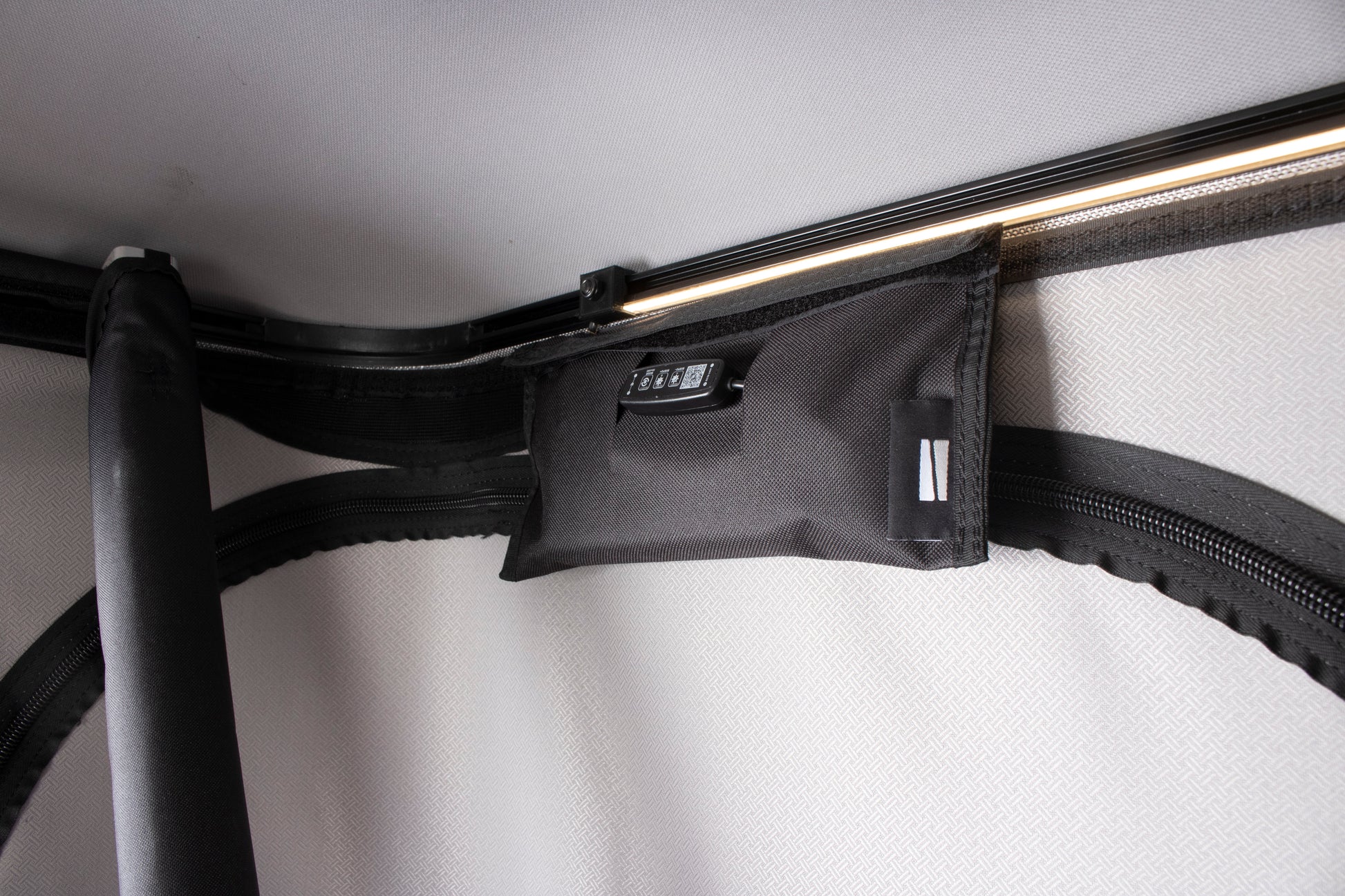 Tente de toit James Baroud ODYSSEY Frontier M - Édition Limitée Magma sur Xperts4x4 Accessoires 4x4 Off-Road