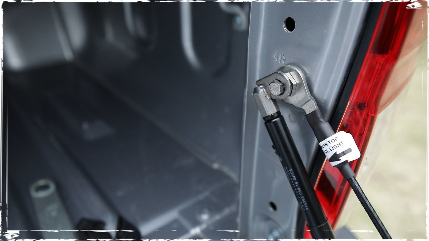 Kit Amortisseur Hayon EZDown Toyota Hilux Revo/Invincible sur Xperts4x4 Accessoires 4x4 Off-Road