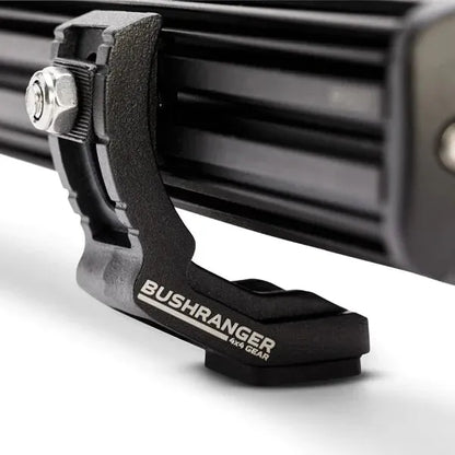 Barre LED Bushranger Night Hawk 17" série SR, éclairage LED robuste pour camion ou véhicule tout-terrain, en action.